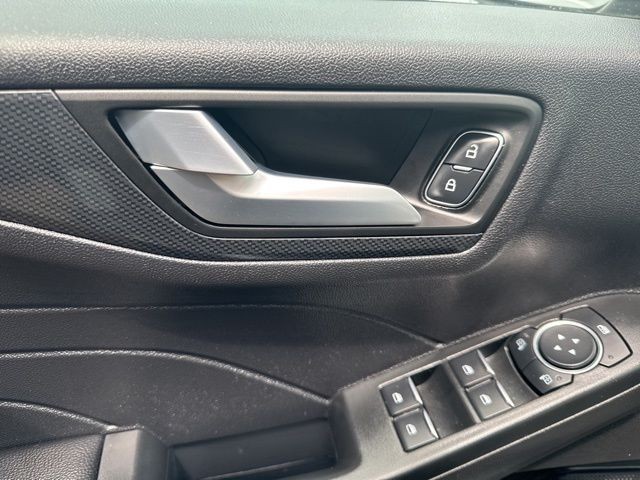 Ford Escape Vehicle Full-screen Gallery Image 20