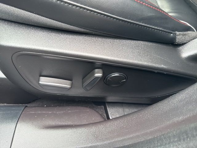 Ford Escape Vehicle Full-screen Gallery Image 21