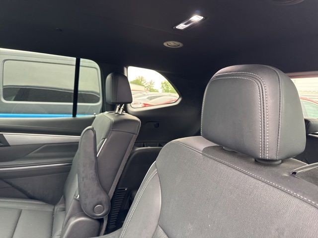 Buick Enclave Vehicle Full-screen Gallery Image 15