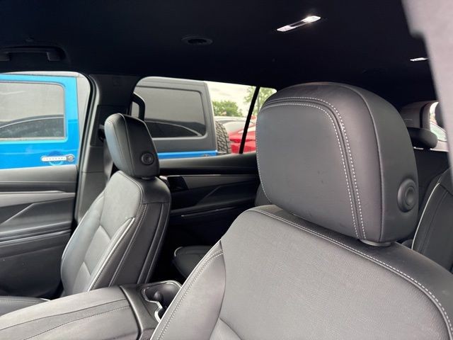 Buick Enclave Vehicle Full-screen Gallery Image 19