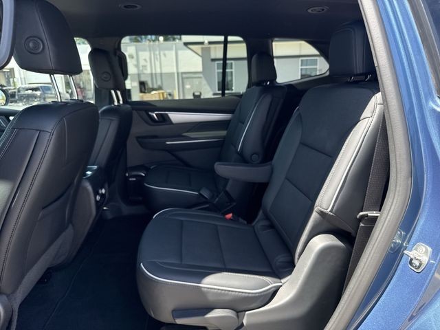 Buick Enclave Vehicle Full-screen Gallery Image 29