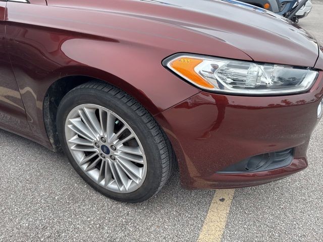 Ford Fusion Vehicle Full-screen Gallery Image 09