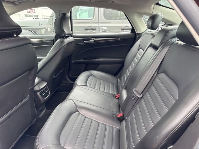 Ford Fusion Vehicle Full-screen Gallery Image 13