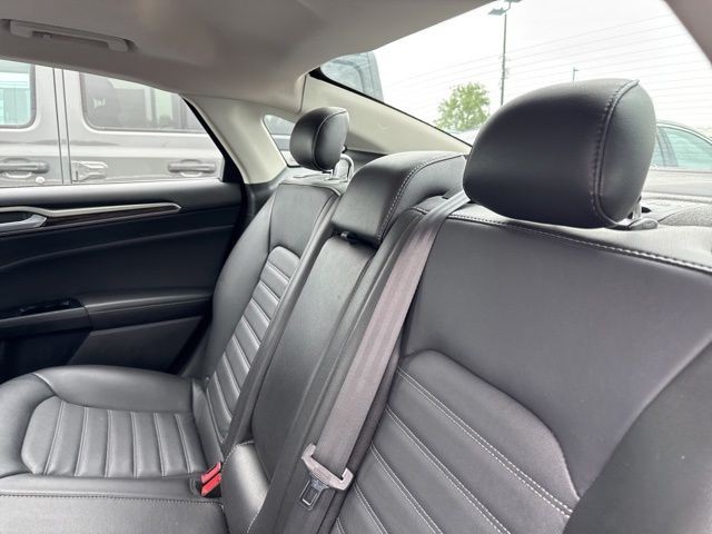 Ford Fusion Vehicle Full-screen Gallery Image 14