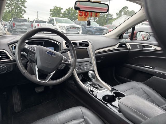 Ford Fusion Vehicle Full-screen Gallery Image 15