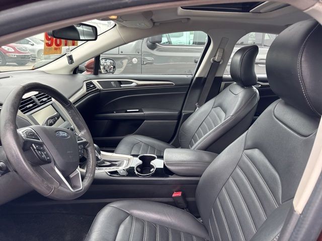 Ford Fusion Vehicle Full-screen Gallery Image 18
