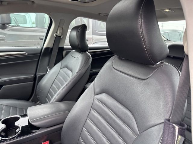 Ford Fusion Vehicle Full-screen Gallery Image 19