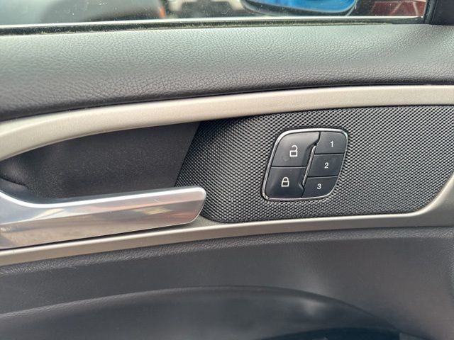 Ford Fusion Vehicle Full-screen Gallery Image 22