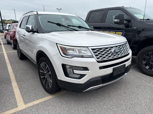Ford Explorer Vehicle Full-screen Gallery Image 03