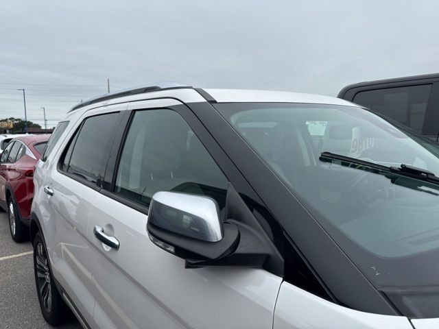 Ford Explorer Vehicle Full-screen Gallery Image 06