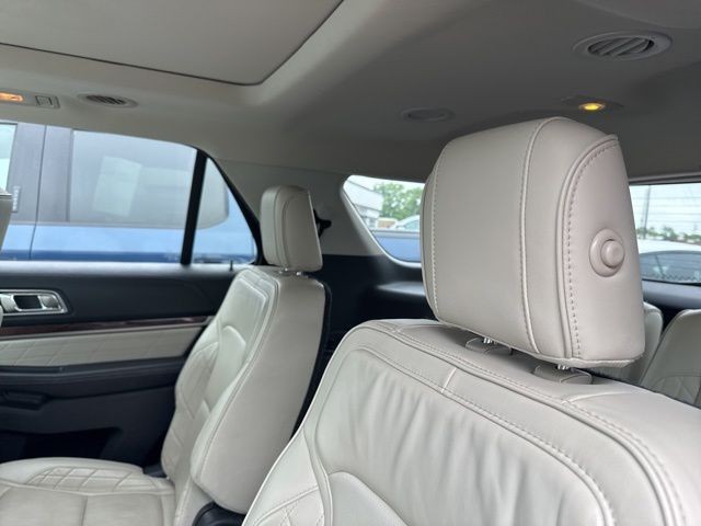 Ford Explorer Vehicle Full-screen Gallery Image 10