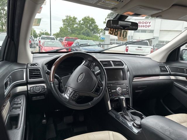 Ford Explorer Vehicle Full-screen Gallery Image 11