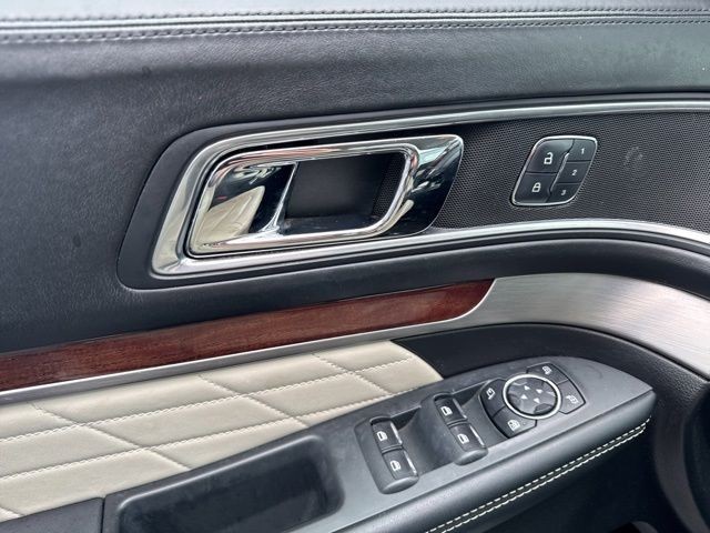 Ford Explorer Vehicle Full-screen Gallery Image 17