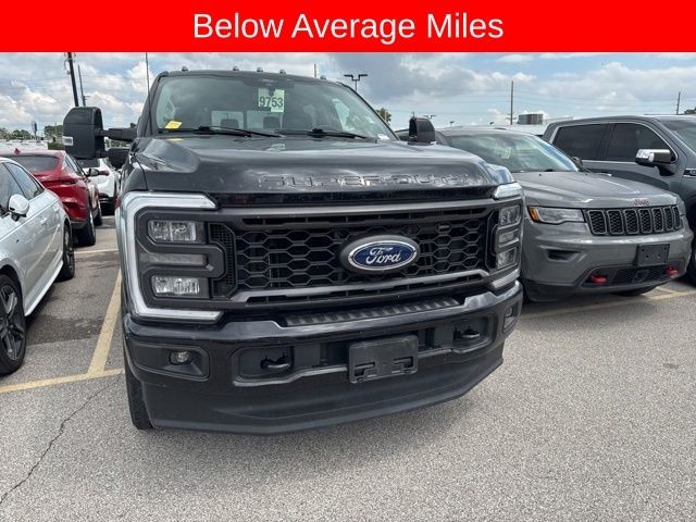 Ford Super Duty F-250 SRW Vehicle Full-screen Gallery Image 02