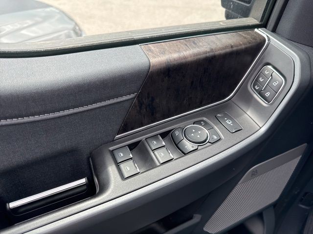 Ford Super Duty F-250 SRW Vehicle Full-screen Gallery Image 19