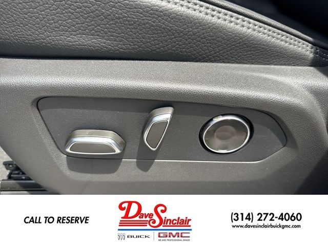 GMC Yukon Vehicle Full-screen Gallery Image 12