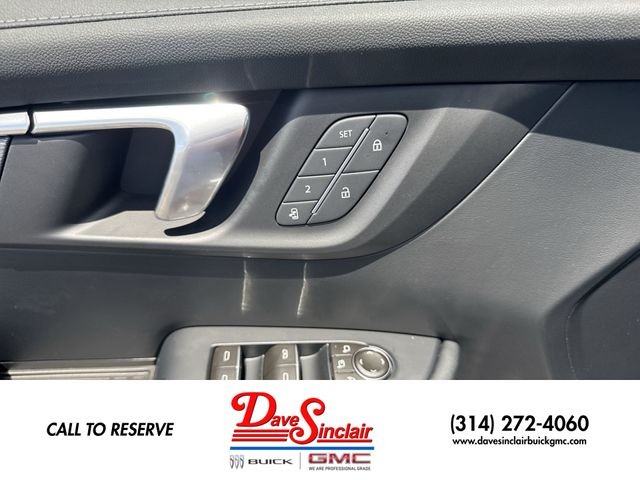 Buick Enclave Vehicle Full-screen Gallery Image 13