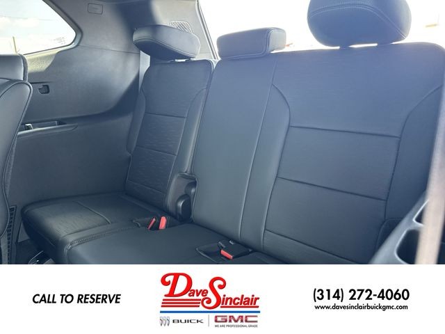 Buick Enclave Vehicle Full-screen Gallery Image 24