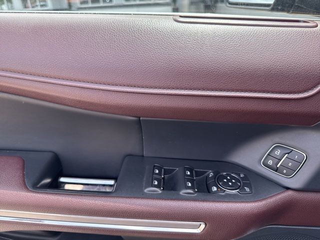 Ford Expedition Vehicle Full-screen Gallery Image 17