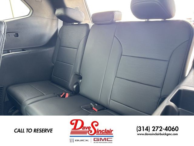 Buick Enclave Vehicle Full-screen Gallery Image 24