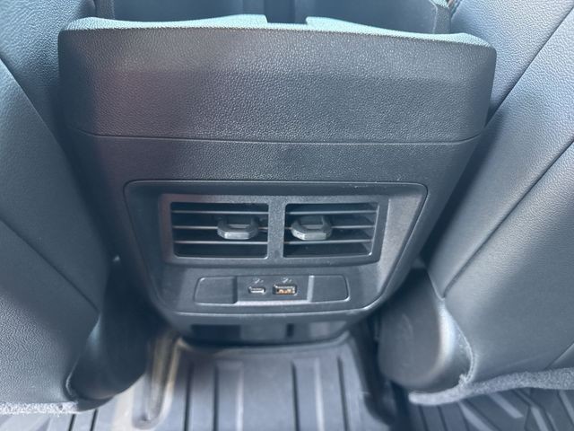 GMC Canyon Vehicle Full-screen Gallery Image 25