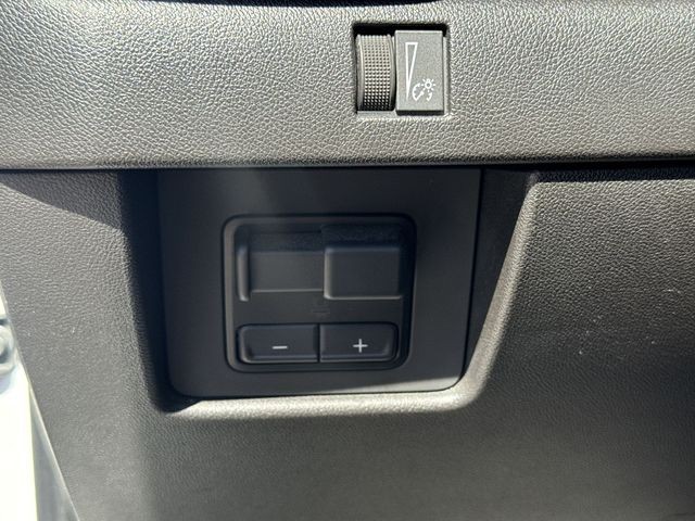 GMC Canyon Vehicle Full-screen Gallery Image 38