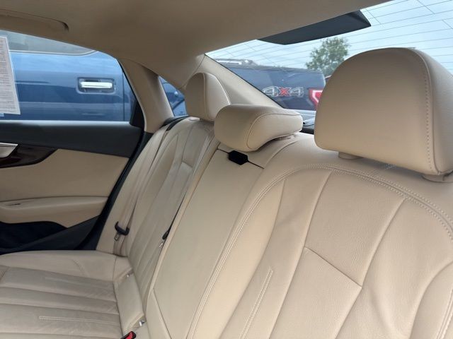 Audi A4 Vehicle Full-screen Gallery Image 06