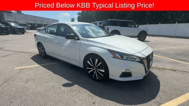 Nissan Altima Vehicle Full-screen Gallery Image 02