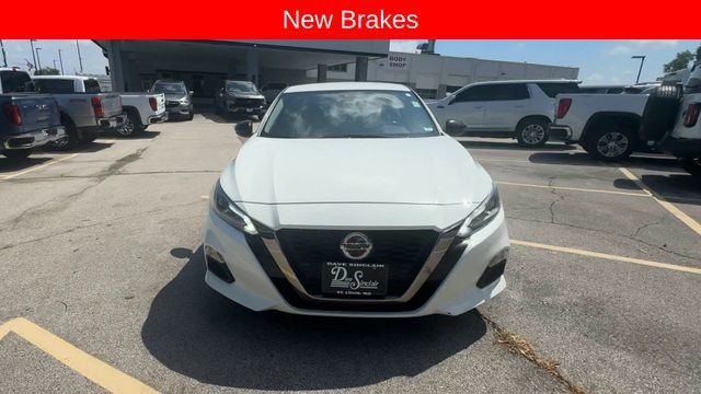 Nissan Altima Vehicle Full-screen Gallery Image 03