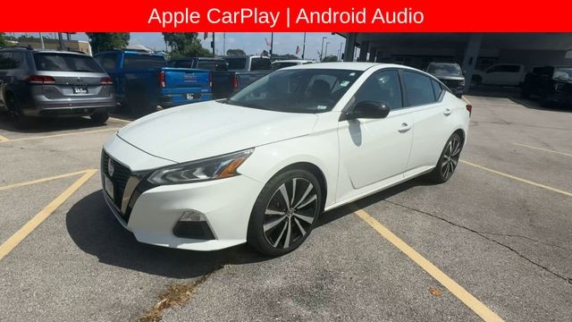 Nissan Altima Vehicle Full-screen Gallery Image 05