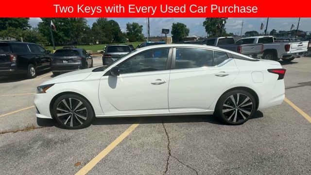 Nissan Altima Vehicle Full-screen Gallery Image 06