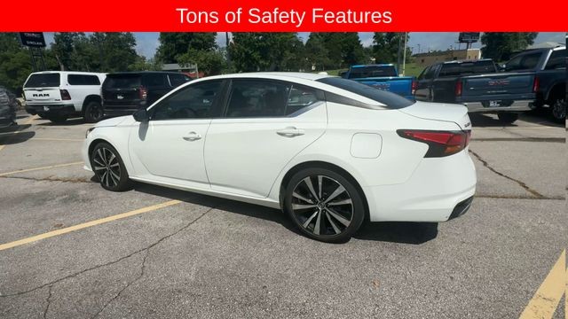 Nissan Altima Vehicle Full-screen Gallery Image 07