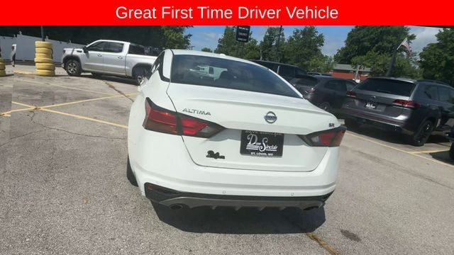 Nissan Altima Vehicle Full-screen Gallery Image 09
