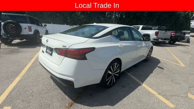 Nissan Altima Vehicle Full-screen Gallery Image 10