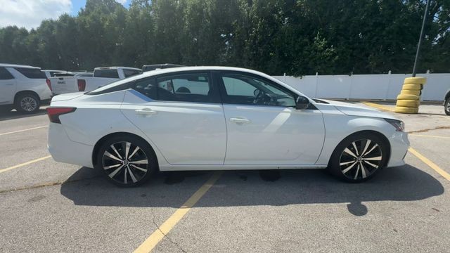 Nissan Altima Vehicle Full-screen Gallery Image 11