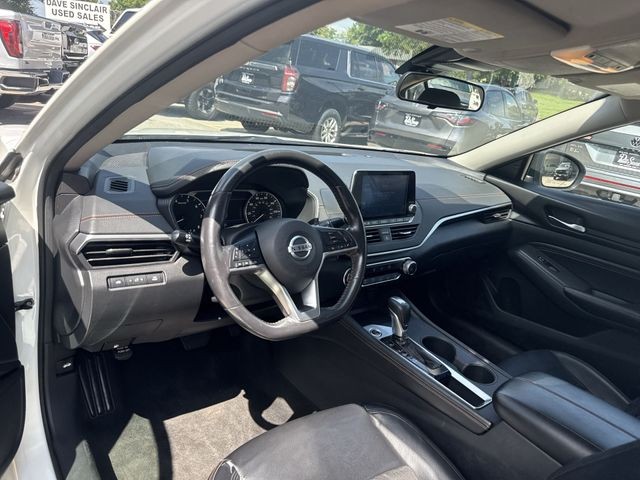 Nissan Altima Vehicle Full-screen Gallery Image 13