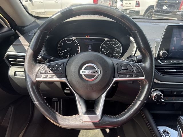 Nissan Altima Vehicle Full-screen Gallery Image 14