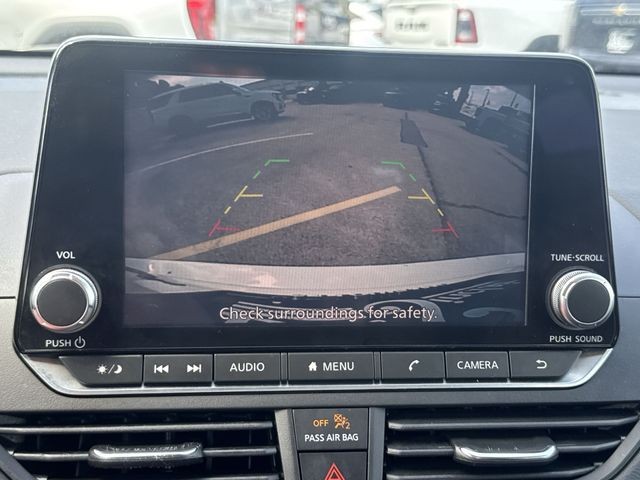 Nissan Altima Vehicle Full-screen Gallery Image 18