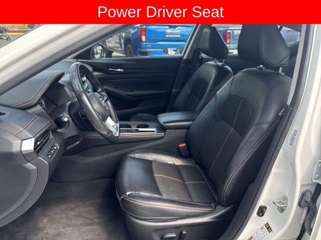 Nissan Altima Vehicle Full-screen Gallery Image 22