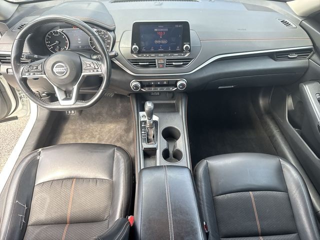 Nissan Altima Vehicle Full-screen Gallery Image 23
