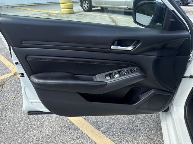 Nissan Altima Vehicle Full-screen Gallery Image 24