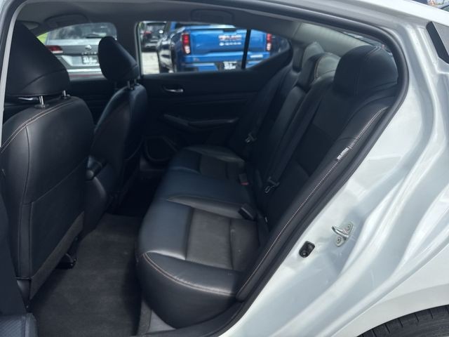 Nissan Altima Vehicle Full-screen Gallery Image 26