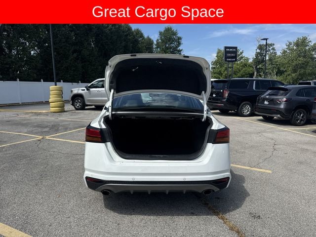 Nissan Altima Vehicle Full-screen Gallery Image 27