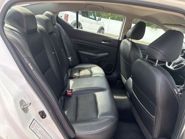 Nissan Altima Vehicle Full-screen Gallery Image 28