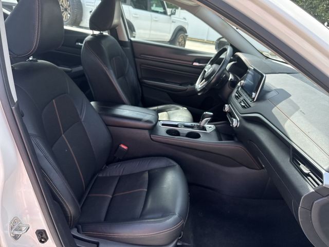 Nissan Altima Vehicle Full-screen Gallery Image 29