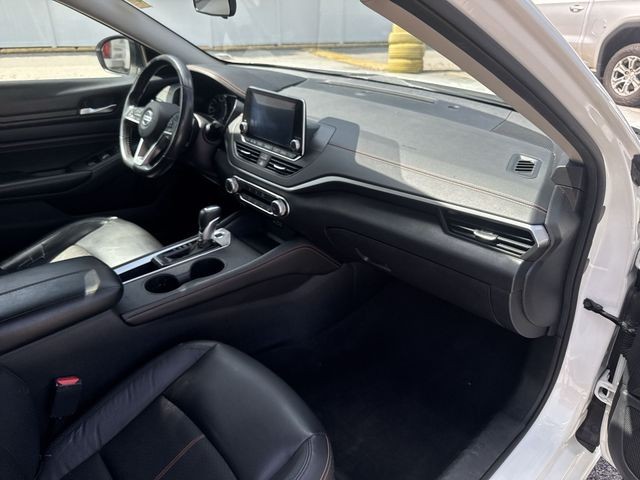 Nissan Altima Vehicle Full-screen Gallery Image 30