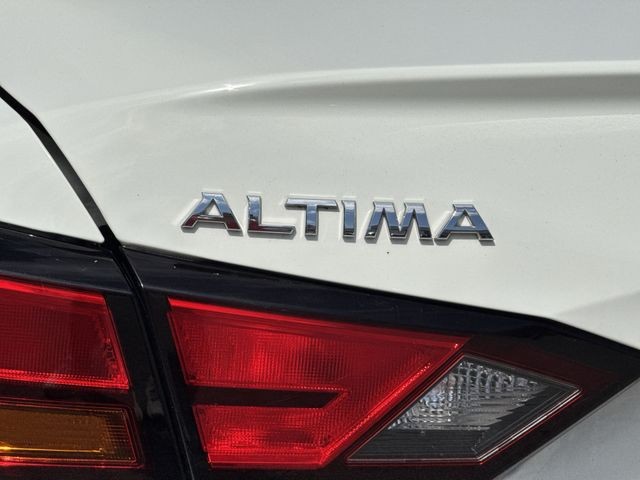 Nissan Altima Vehicle Full-screen Gallery Image 33