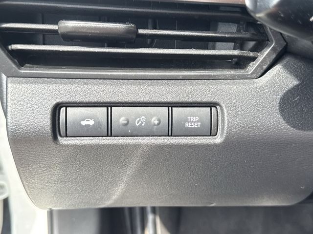 Nissan Altima Vehicle Full-screen Gallery Image 36