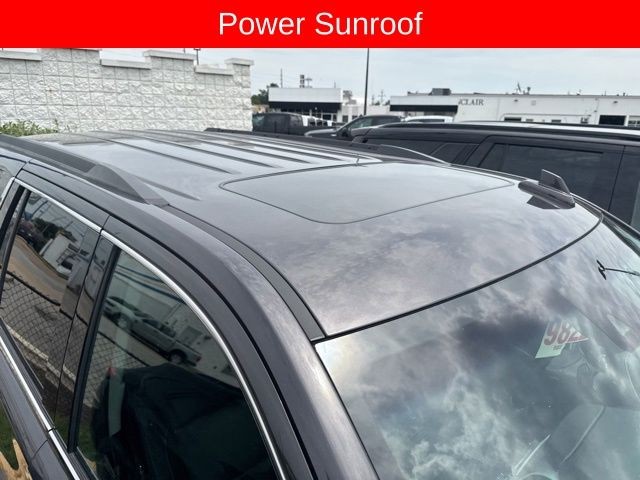 GMC Yukon Vehicle Full-screen Gallery Image 07