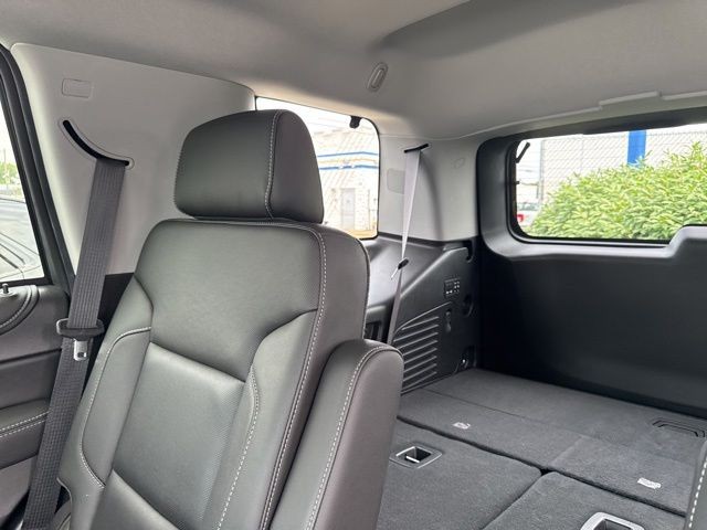 GMC Yukon Vehicle Full-screen Gallery Image 13